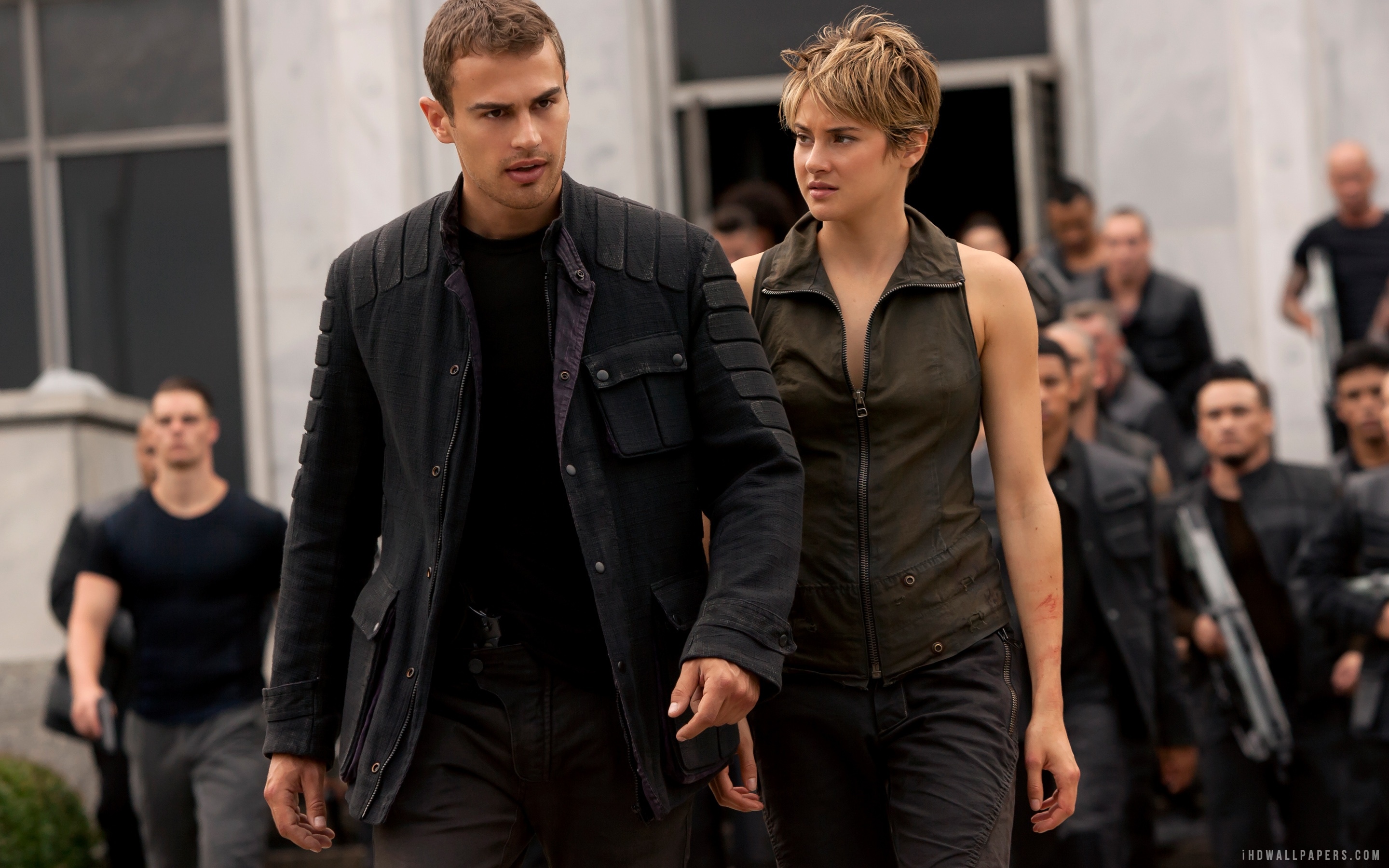 Theo James & Shailene Woodley  in Insurgent 2015 wallpaper