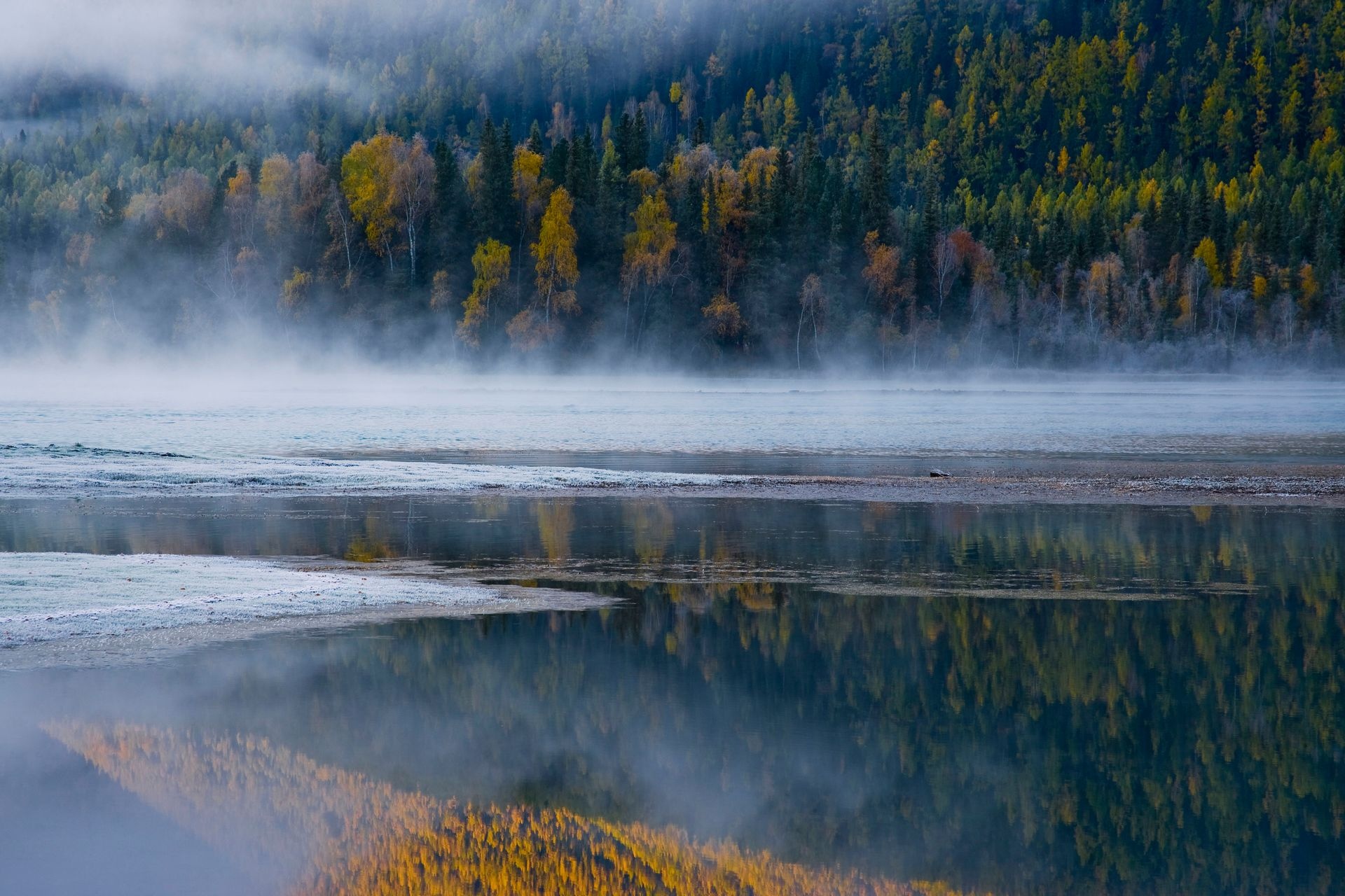 水气环绕的湖光山色