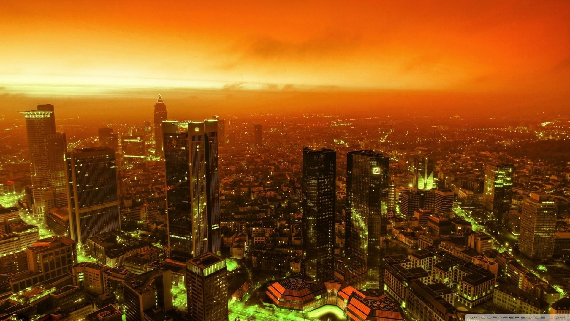 在火热的天空墙纸下的都市风景
