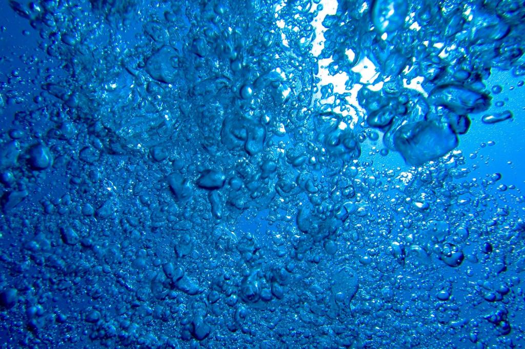 深蓝色海底壁纸图片