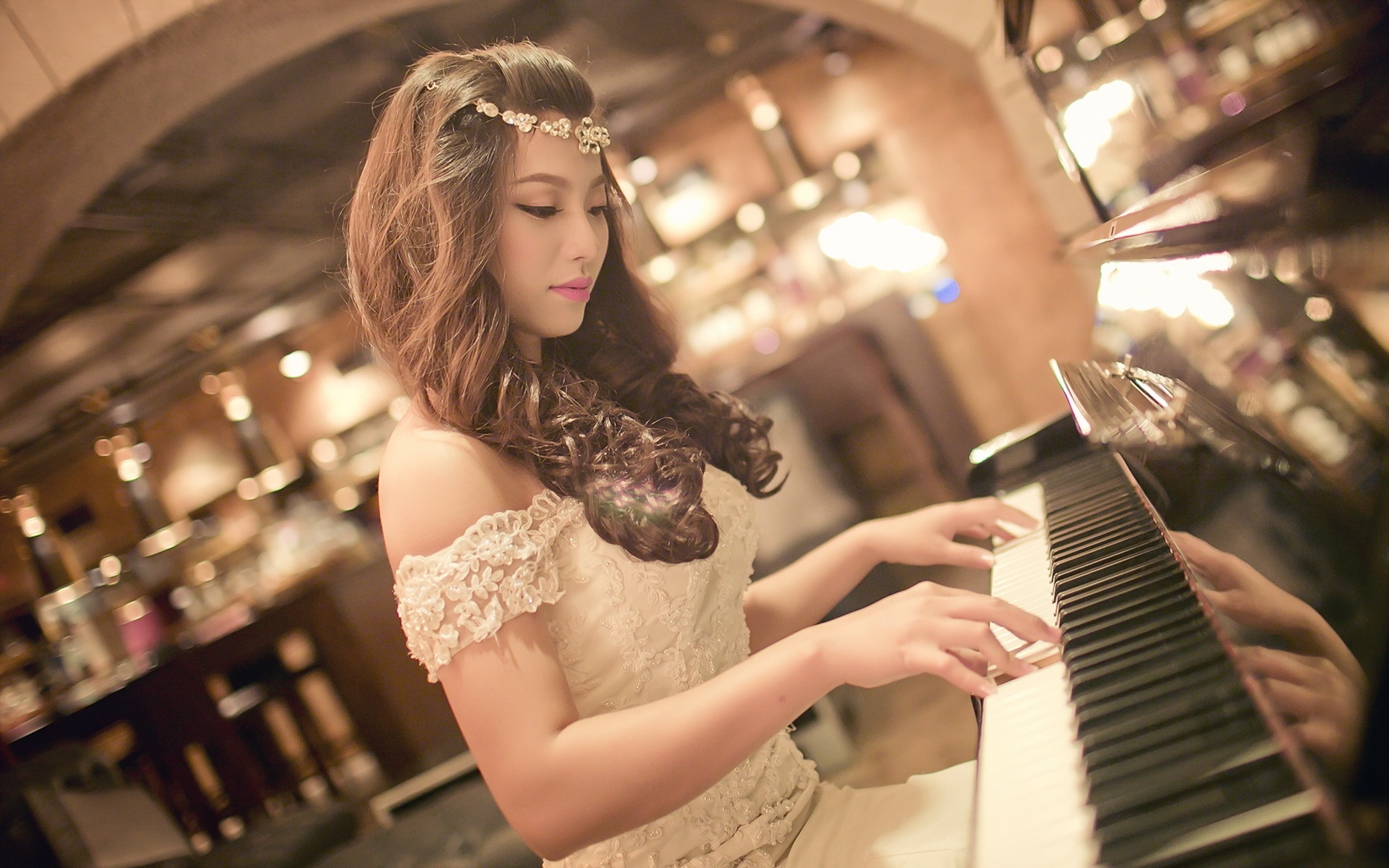 弹钢琴的女孩壁纸图片