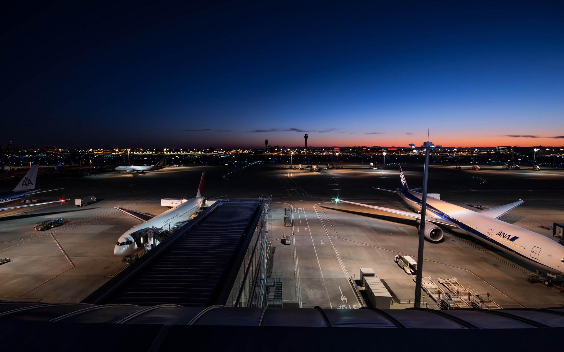 机场在晚上的壁纸1600x900分辨率查看