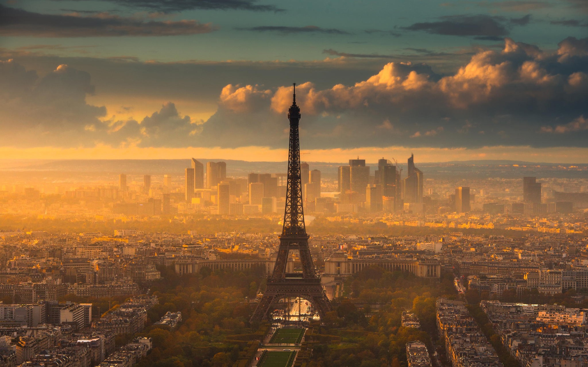 艾菲尔铁塔巴黎建筑物云高清壁纸1600x900分辨率查看