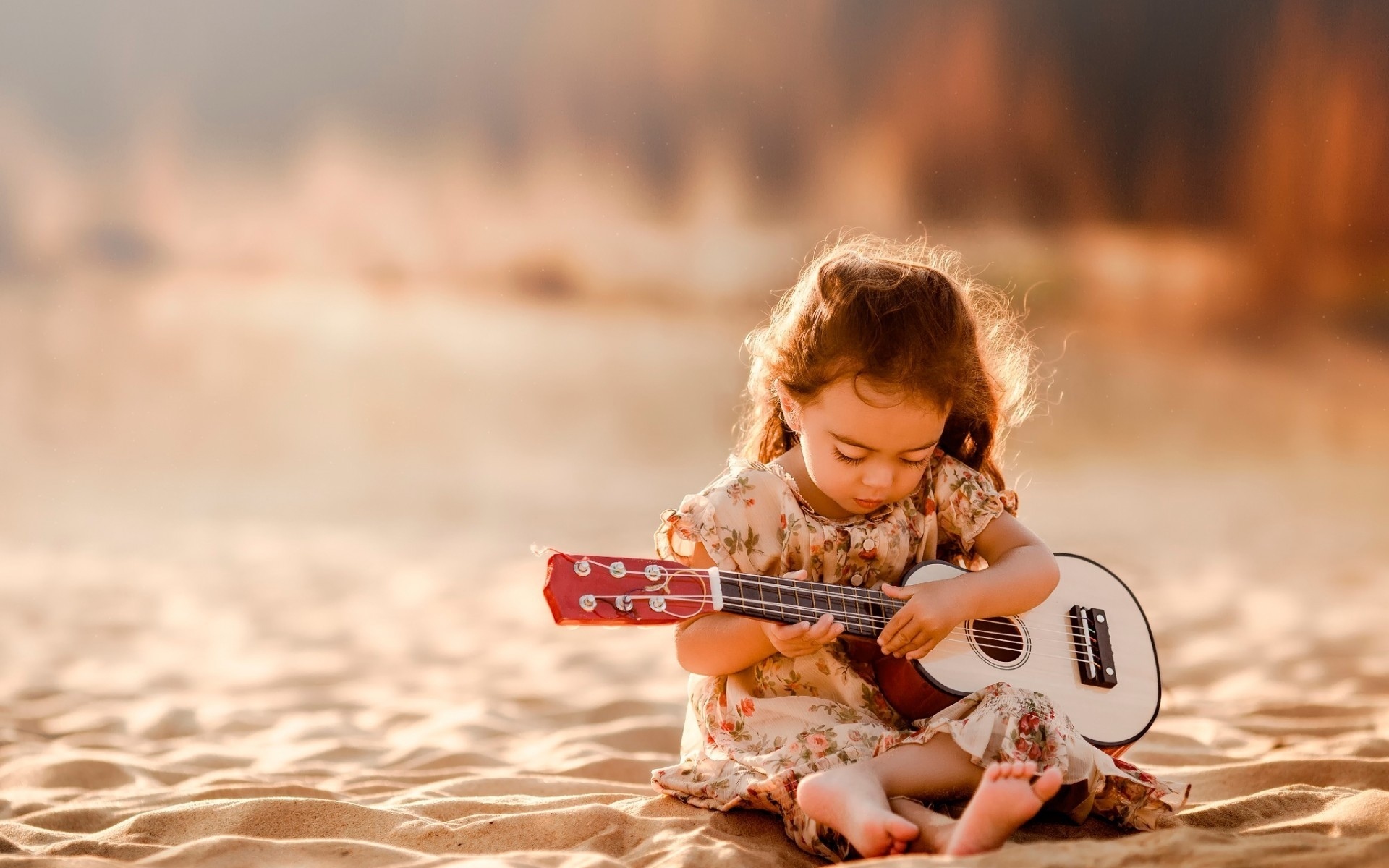 可爱的小女孩弹吉他壁纸高清原图查看