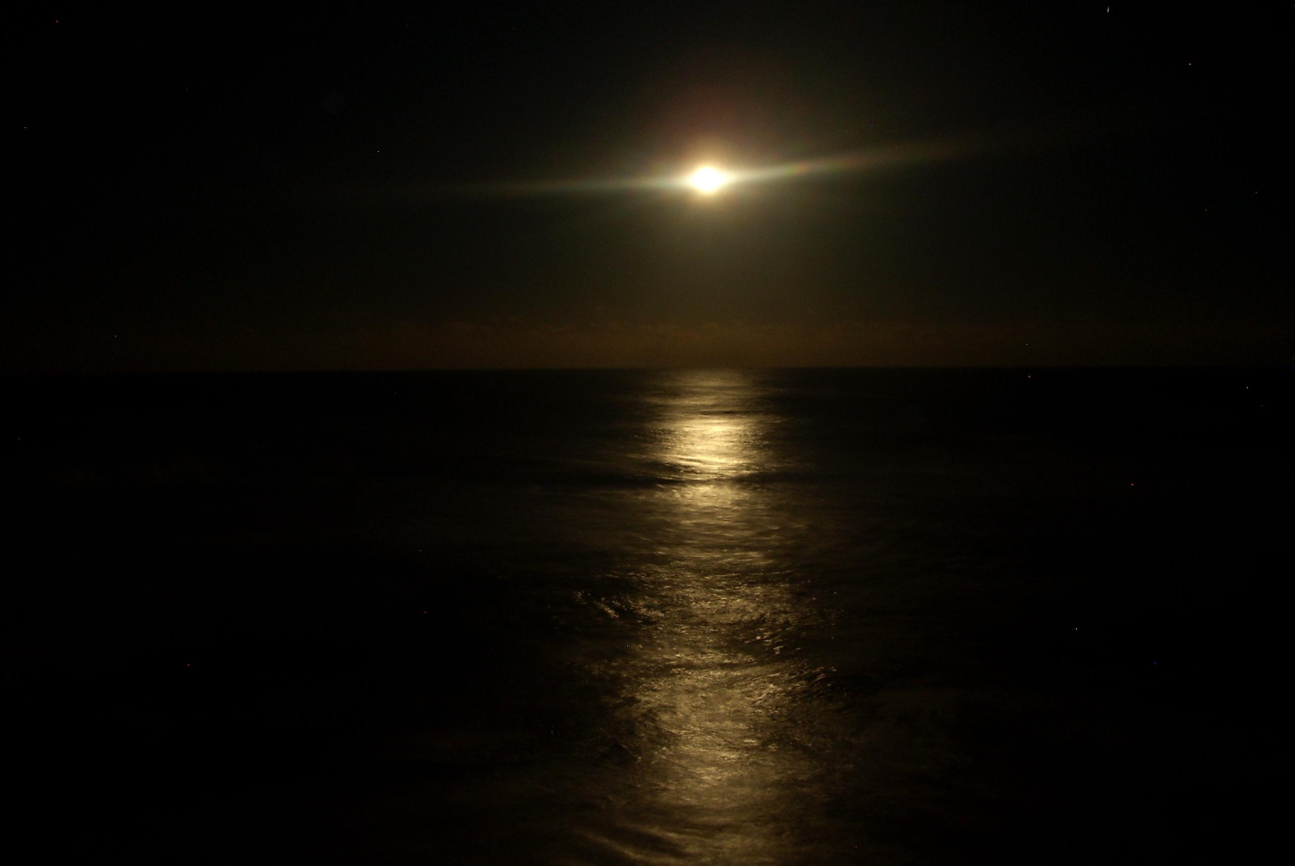 海边的月亮图片实拍图片