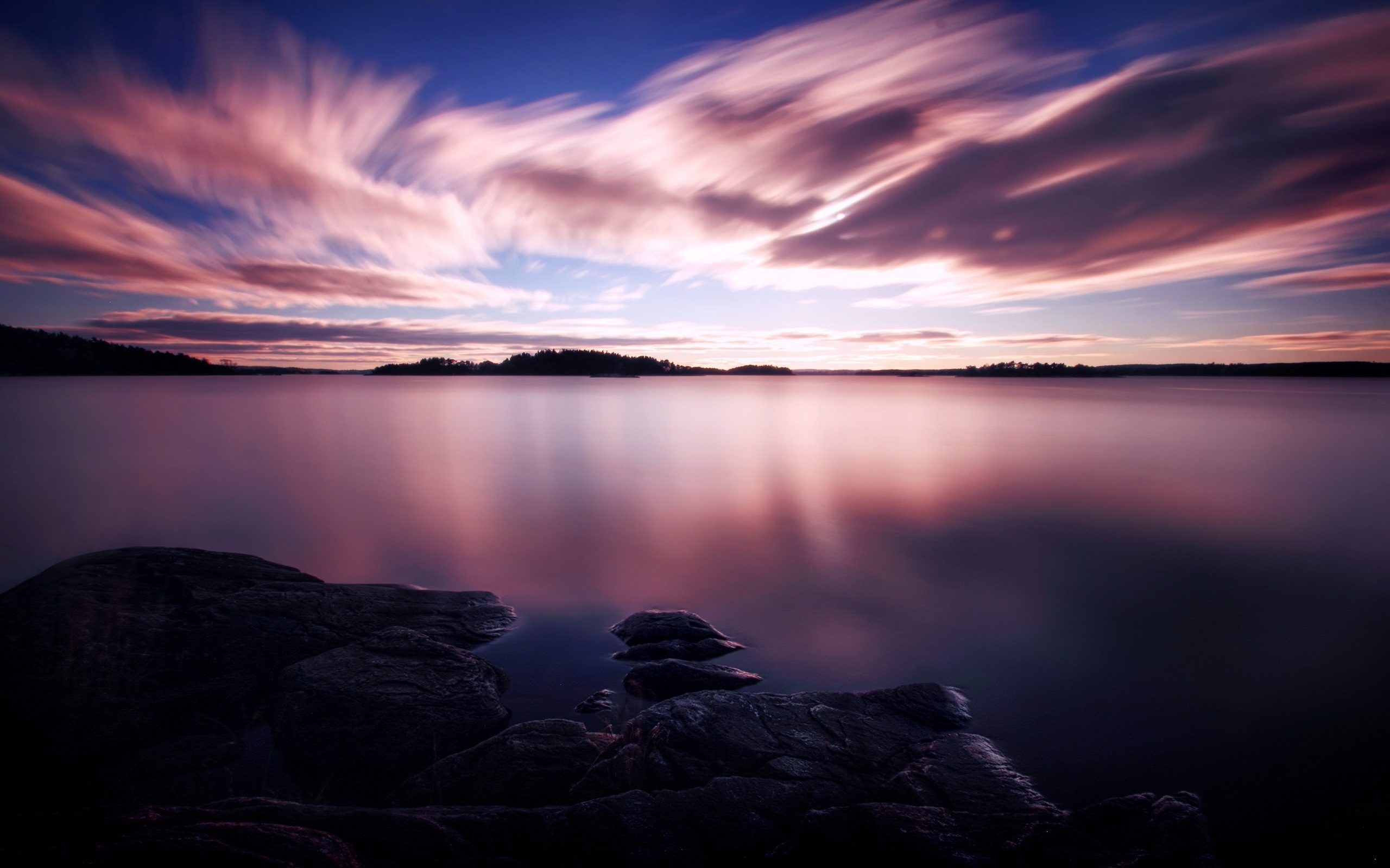 紫色的夕阳,天空中的白云,湖水壁纸1600x900分辨率查看