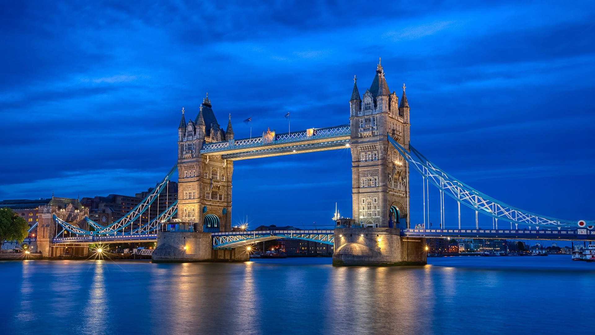 英國倫敦,城市夜晚的河流,泰晤士河,塔橋,藍色的天空,燈光壁紙